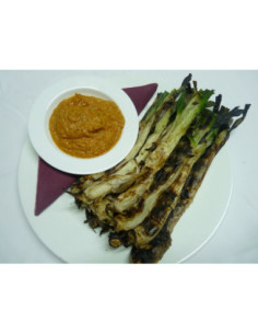 Calçots con salsa romesco de Restaurant Can Saló