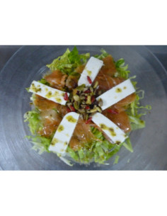 Ensalada de salmón y queso fresco de Restaurant Can Saló